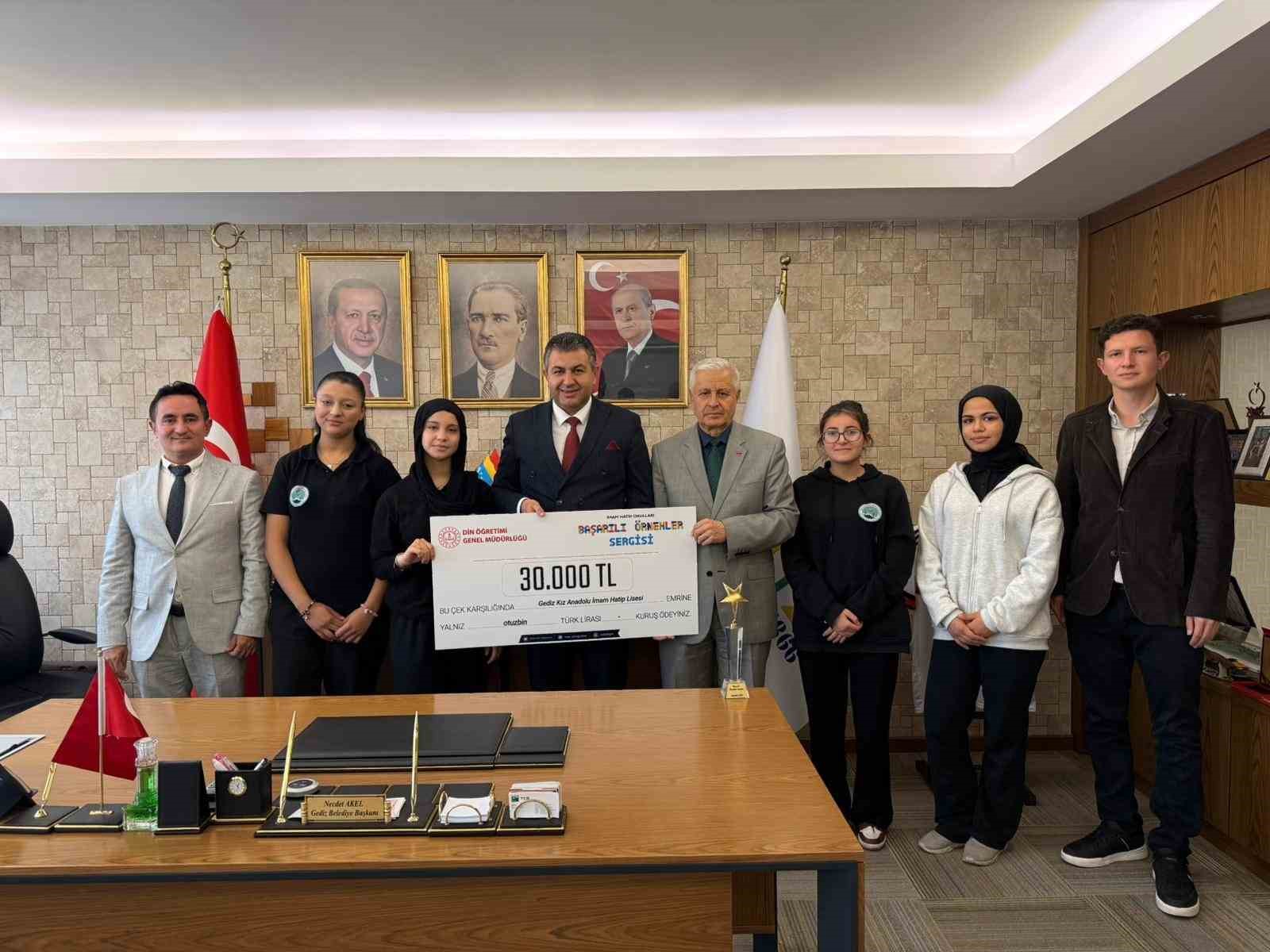 Kız İmam Hatip Lisesinin Türkiye birinciliği gururu Başkan Akel ile paylaşıldı