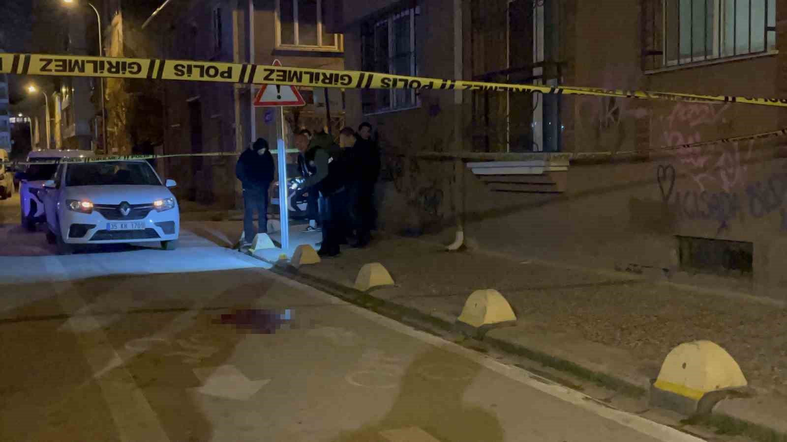 Kız kavgası kanlı bitti: 4 yerinden bıçaklanan genç ağır yaralandı