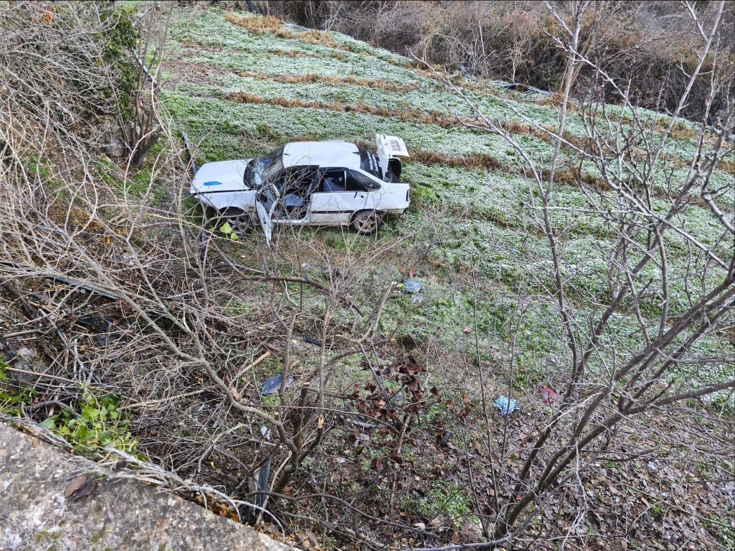 Kontrolden çıkan otomobil şarampole uçtu: 3 yaralı