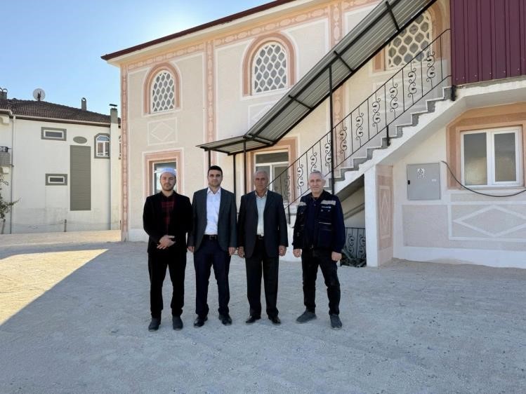 Köy camii bahçesinde parke taşı ve çevre düzenlemesi tamamlandı