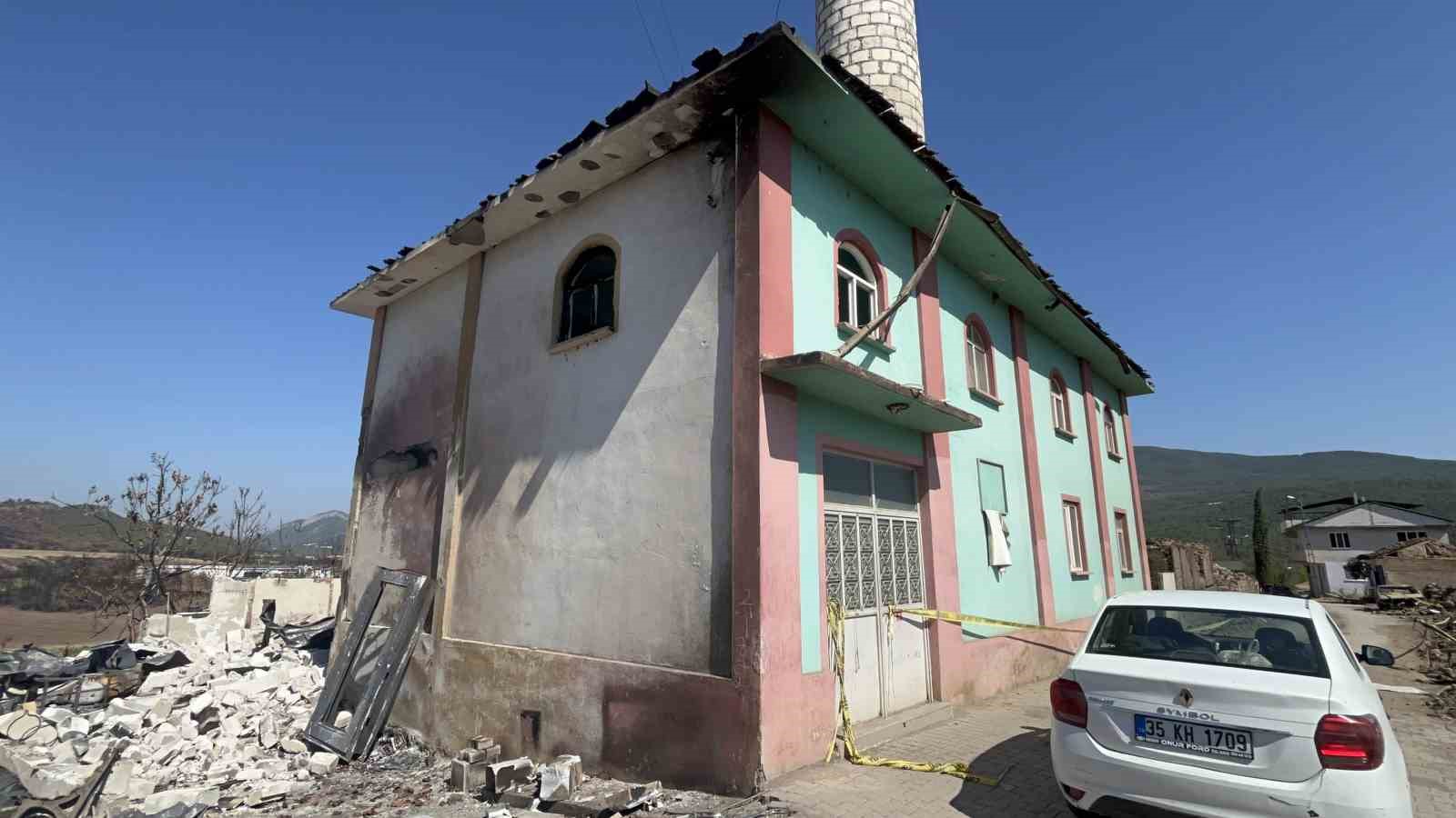 Köy kül oldu, caminin içi sağlam kaldı