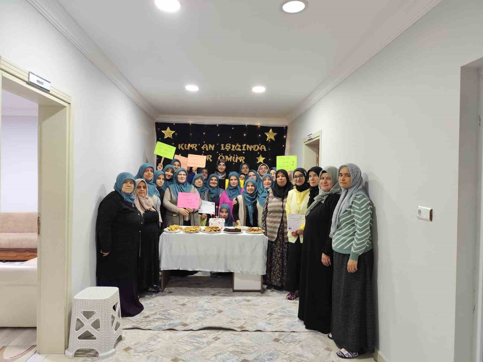 Kuran okumayı öğrenen kadınlar için program yapıldı