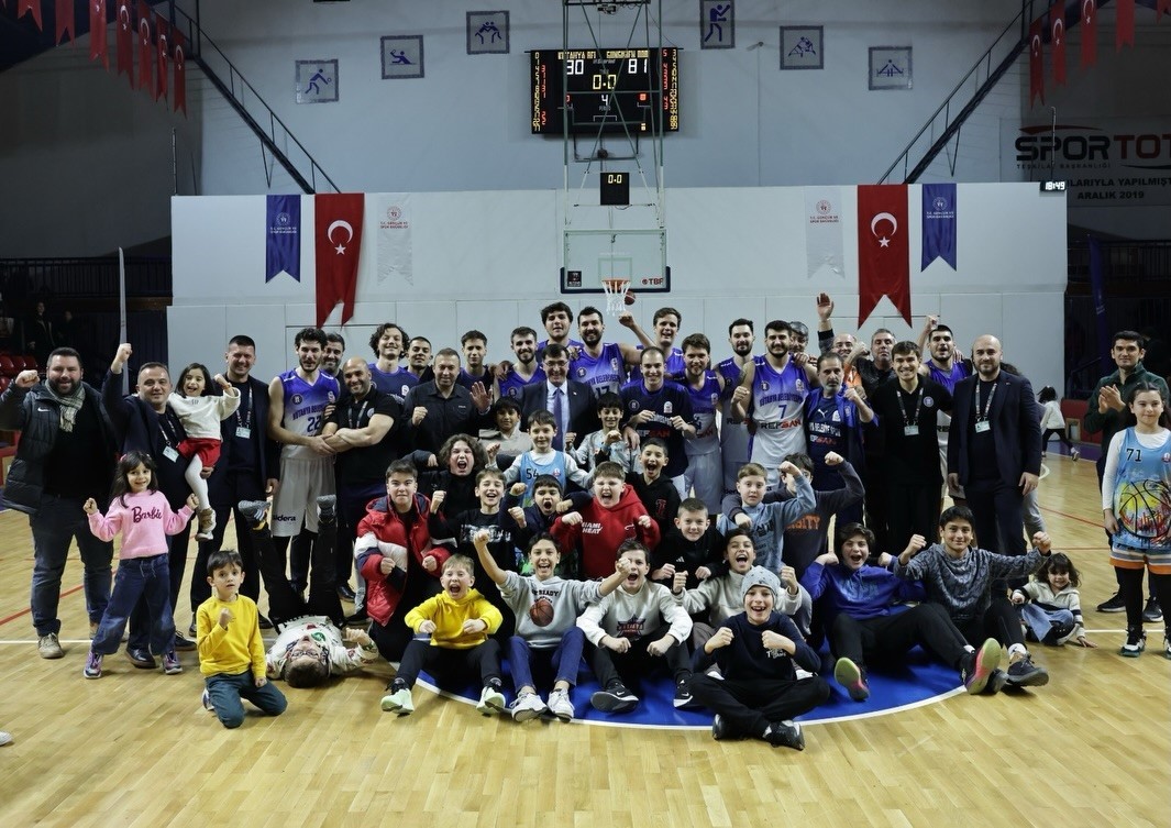 Kütahya Belediyespor Basketbol takımı zirve yarışını sürdürüyor
