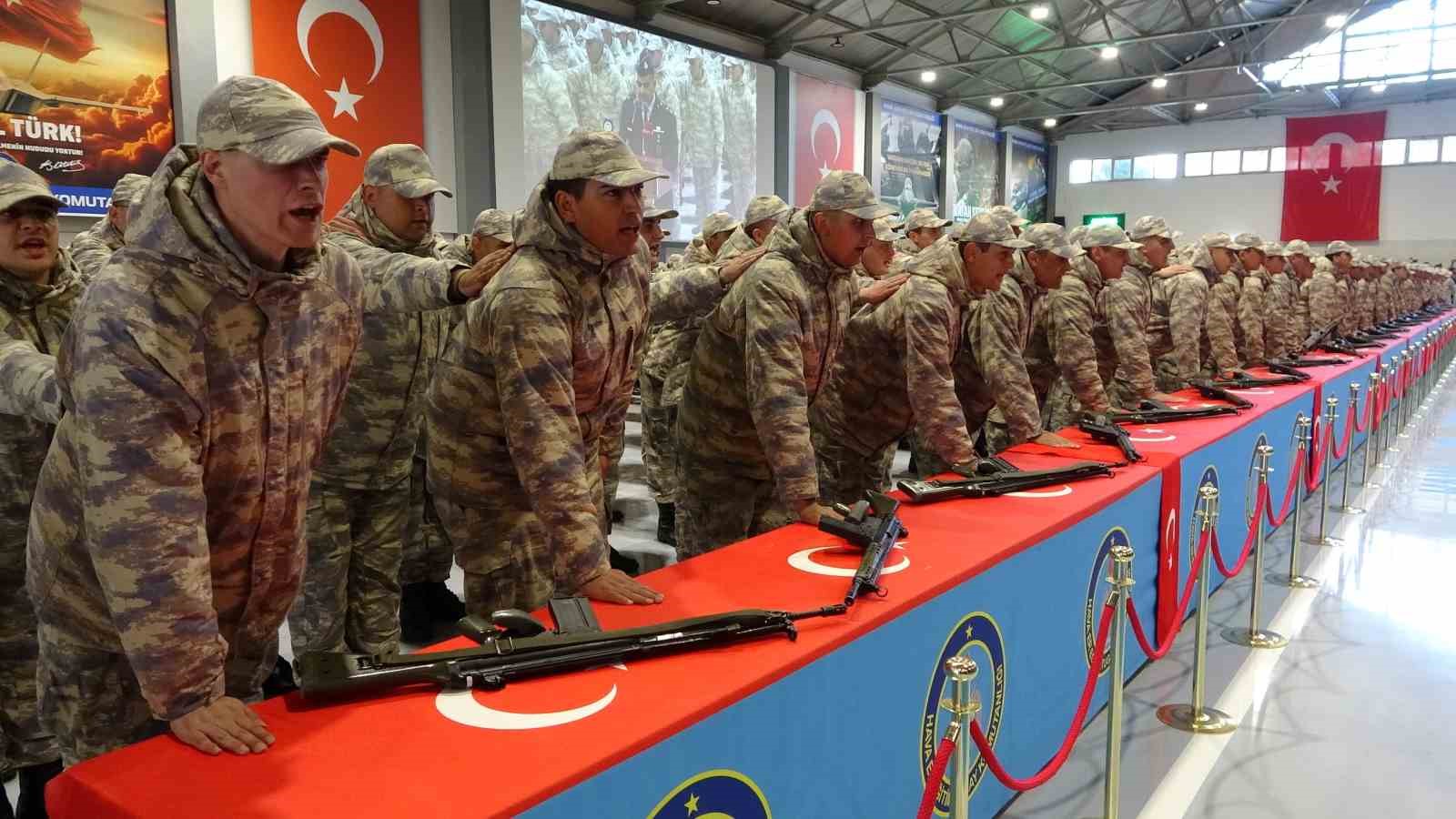 Kütahya Hava Er Eğitim Tugay Komutanlığında yemin ederek usta asker oldular