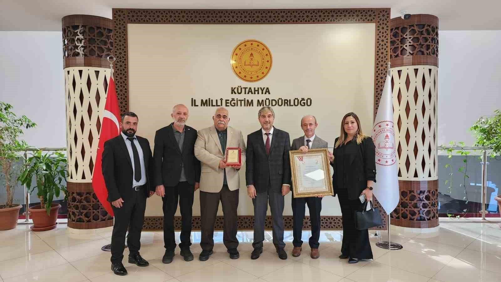 Kütahya İl Milli Eğitim Müdürlüğüne Kızılaydan Altın Kurumsal Kan Bağışçısı ödülü
