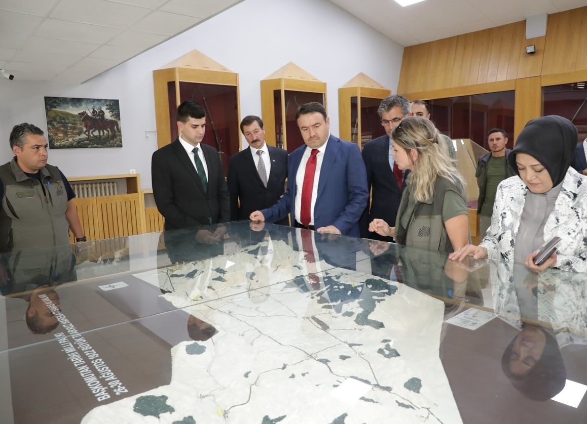 Vali Işın, Dumlupınar Kurtuluş Savaşı Müzesi ve Atatürk Karargâh Evini ziyaret etti