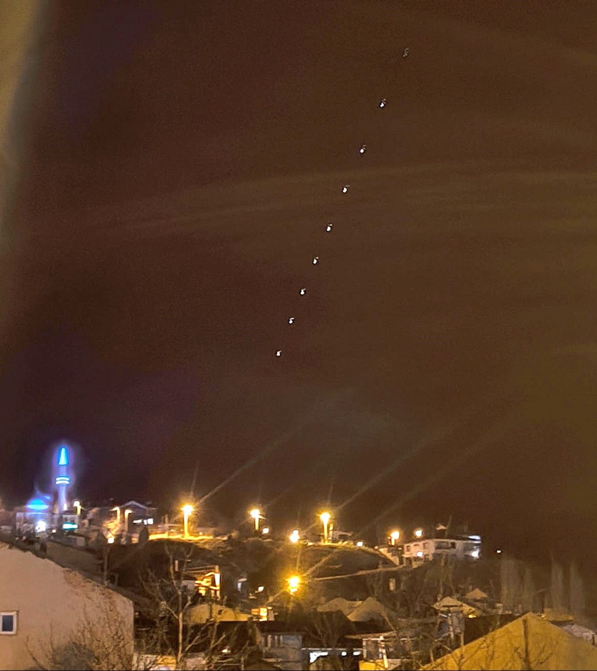 Kütahya ve Tavşanlı semalarında sıra sıra ışıklar görüldü