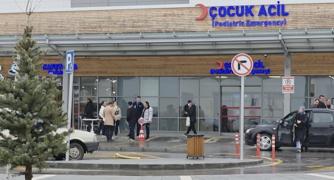 Kütahyada 23 öğrenci zehirlenme şüphesiyle hastaneye kaldırıldı