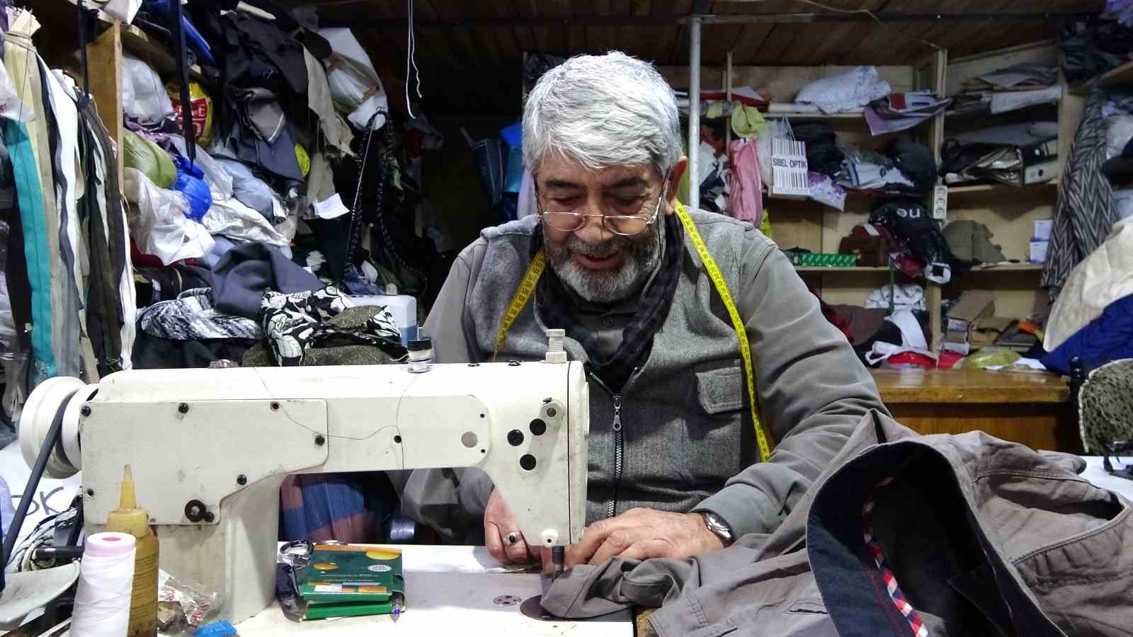  64 yıldır terzilik yapan Zeki Alhan, mesleğini ilk günkü heyecanla sürdürüyor