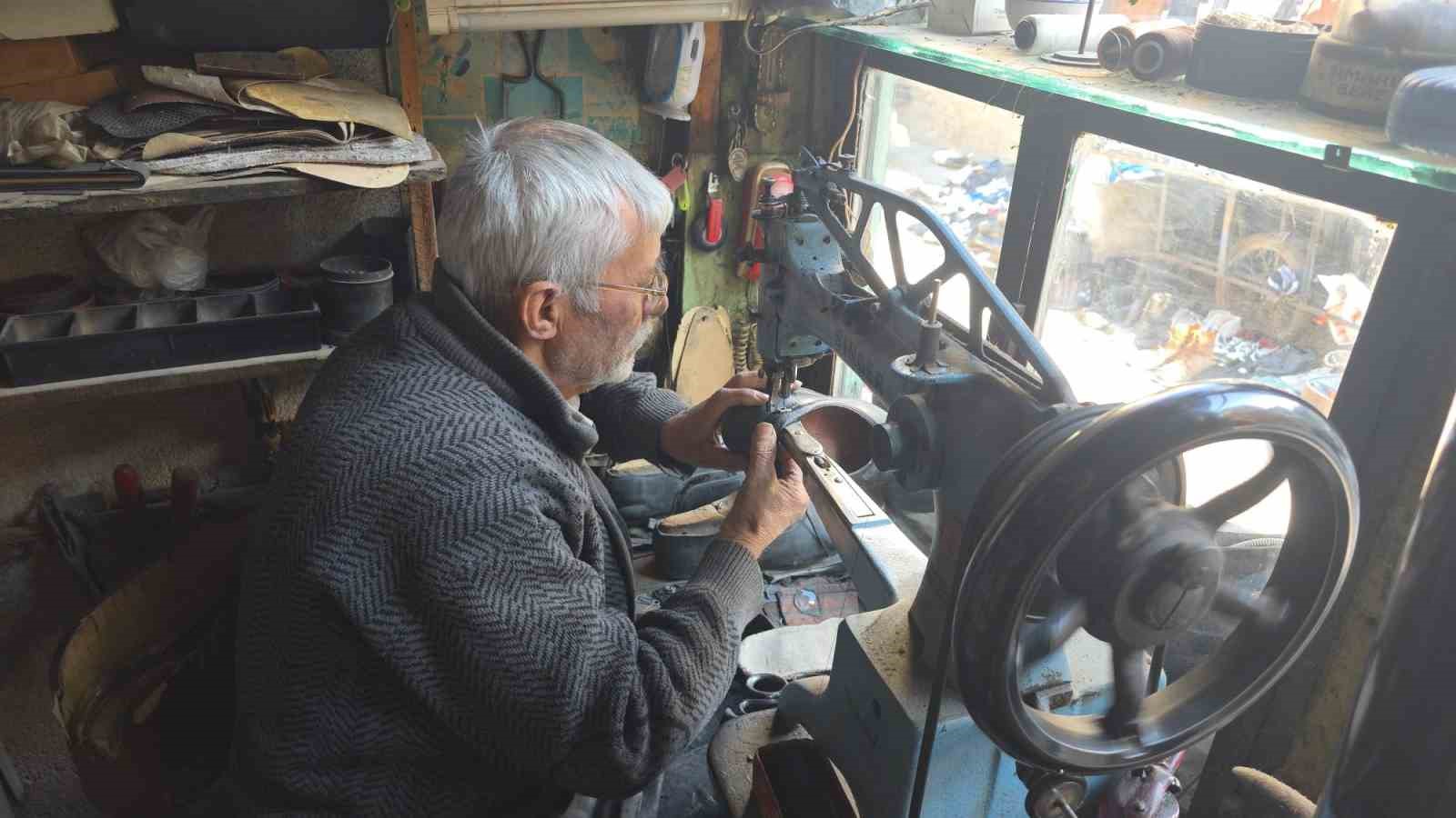 Kütahyada 65 yıllık ayakkabı ustası Mehmet Ersulak: Meslek bitti, yetişen yok