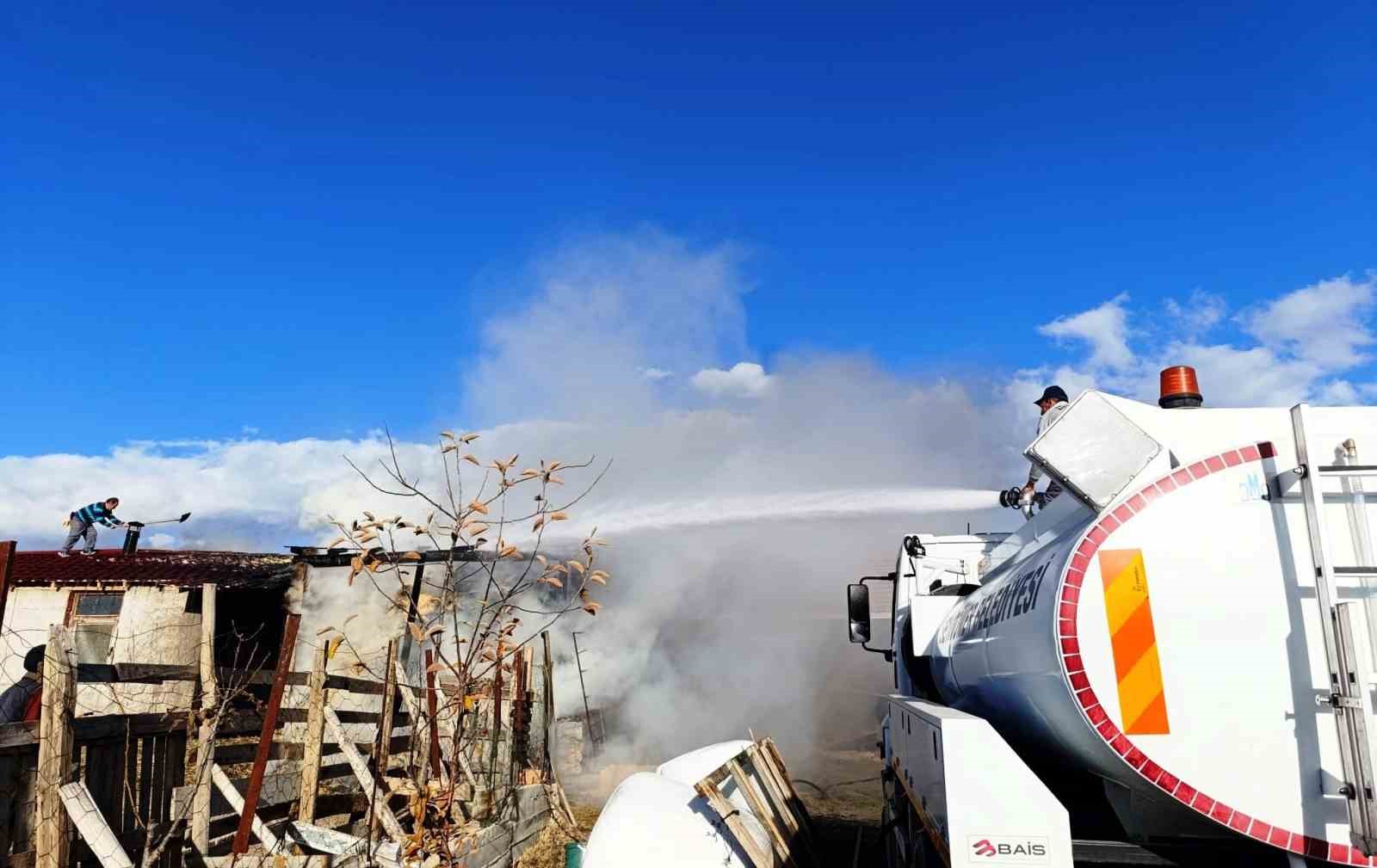 Kütahyada ahır yangını büyümeden söndürüldü