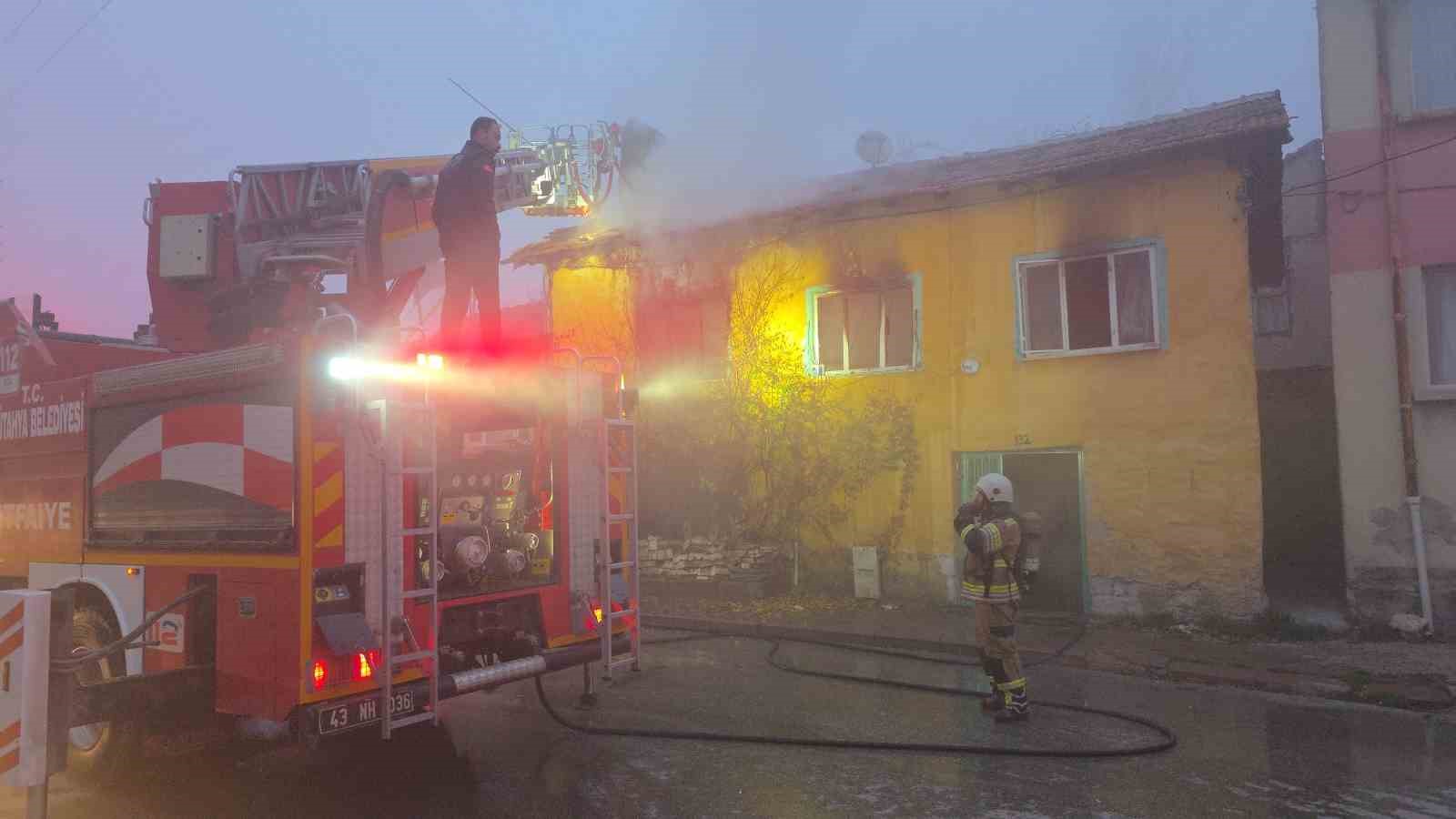 Kütahyada ahşap evde çıkan yangında 85 yaşındaki kadın hayatını kaybetti