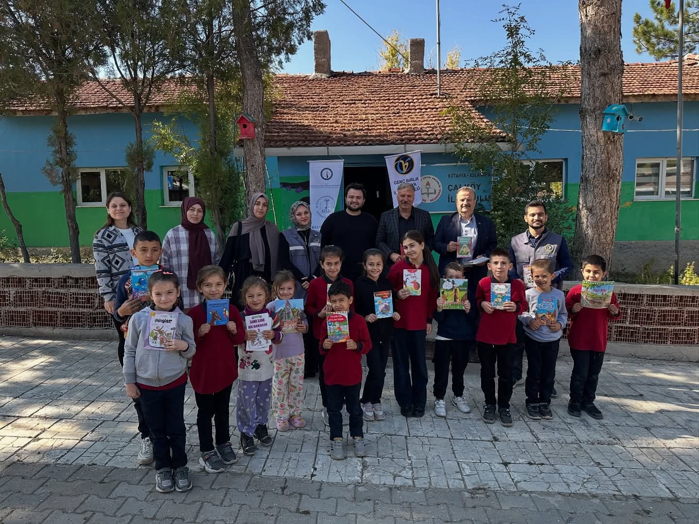 Kütahyada anlamlı proje: 7 köy okuluna bin 700 kitaplık destek