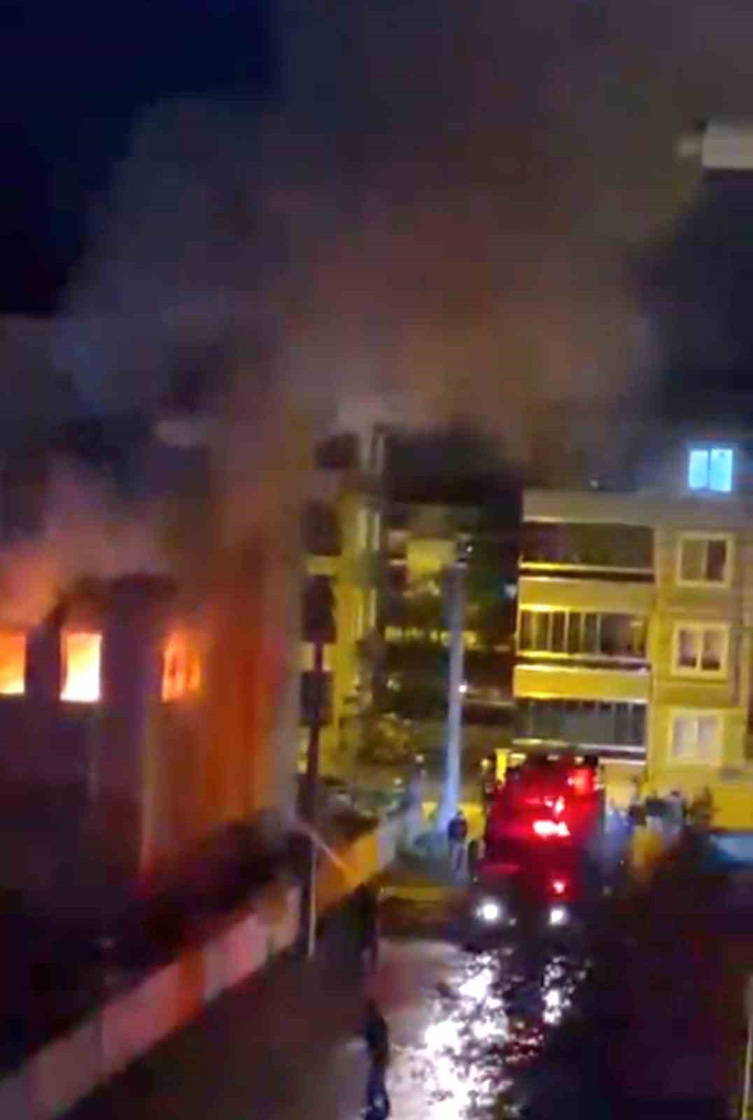 Kütahyada apartman dairesinde yangın: 5 kişi kurtarıldı