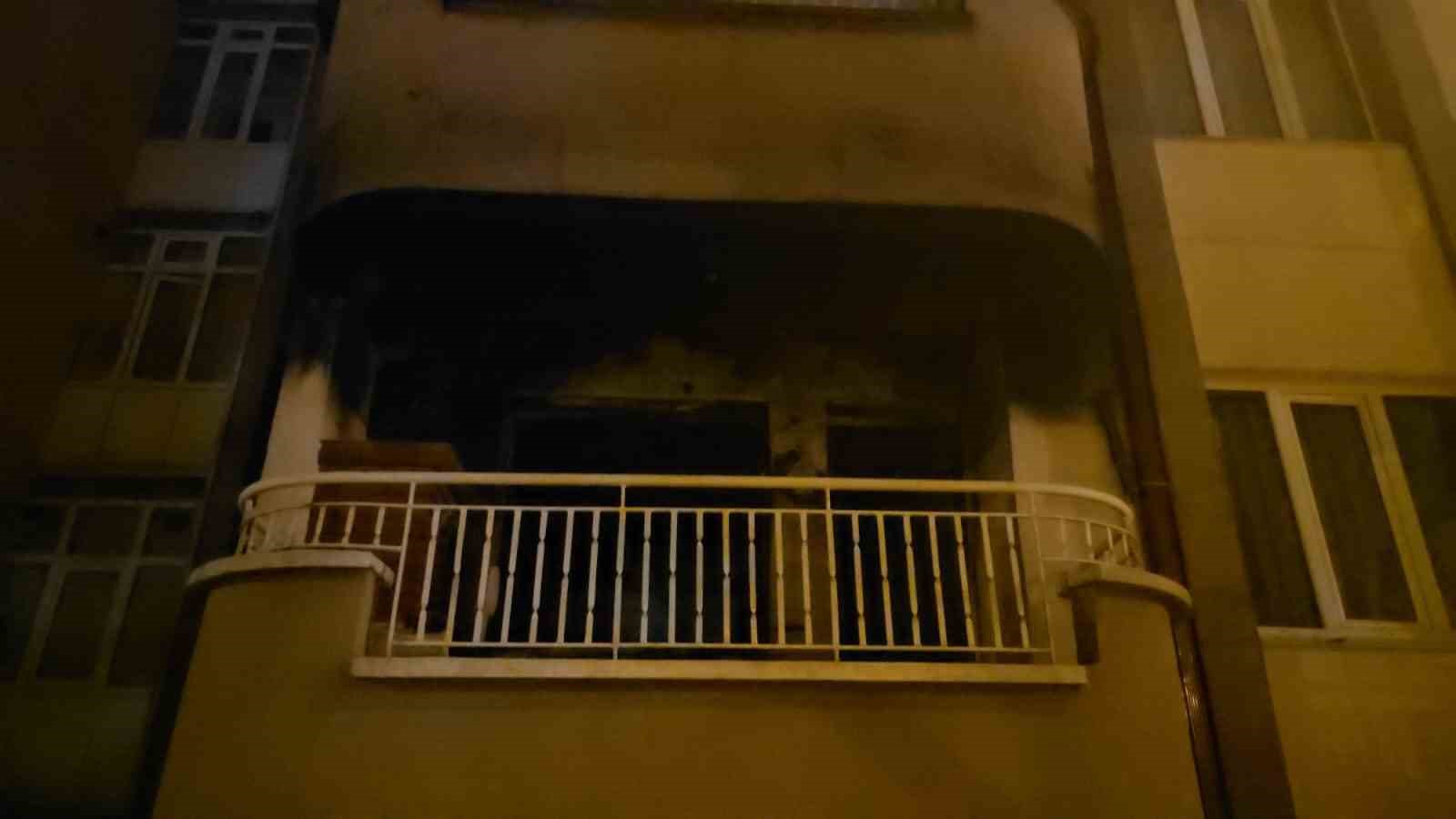 Kütahyada apartman yangını: 1 kişi hayatını kaybetti, 2 kişi yaralandı