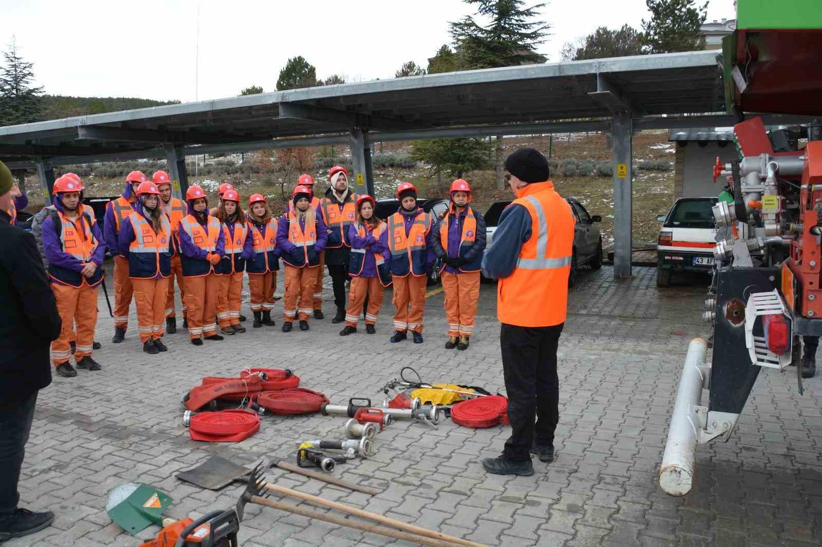 Kütahyada arama kurtarma gönüllülerine orman yangınlarına müdahale eğitimi