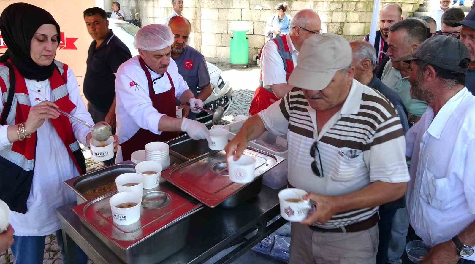Kütahya'da  asırlık vakıf geleneği sürdürülüyor, binlerce vatandaşa aşure ikramı