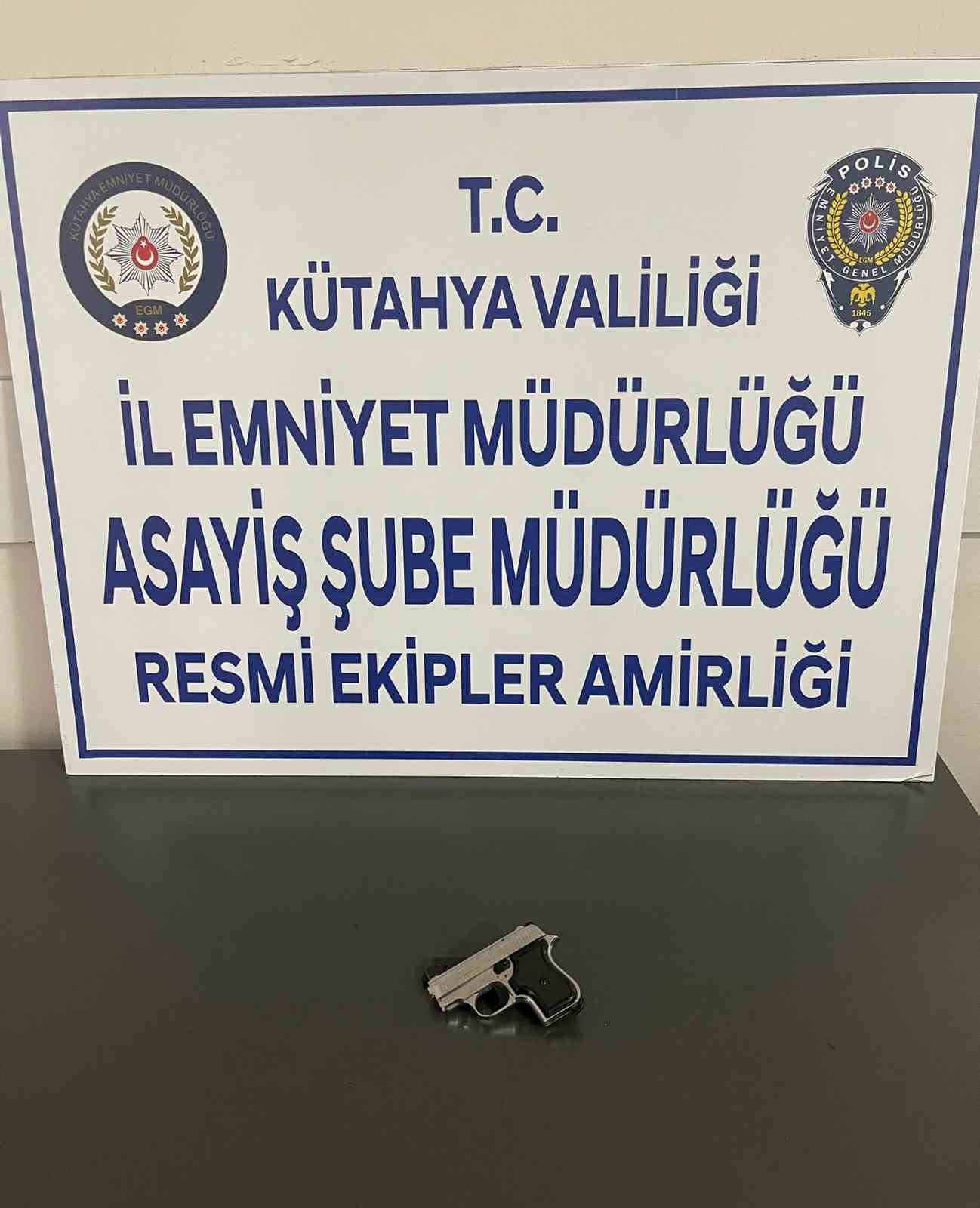 Kütahya'da cezaevi firarisi yakalandı, üzerinde ruhsatsız tabanca ele geçirildi