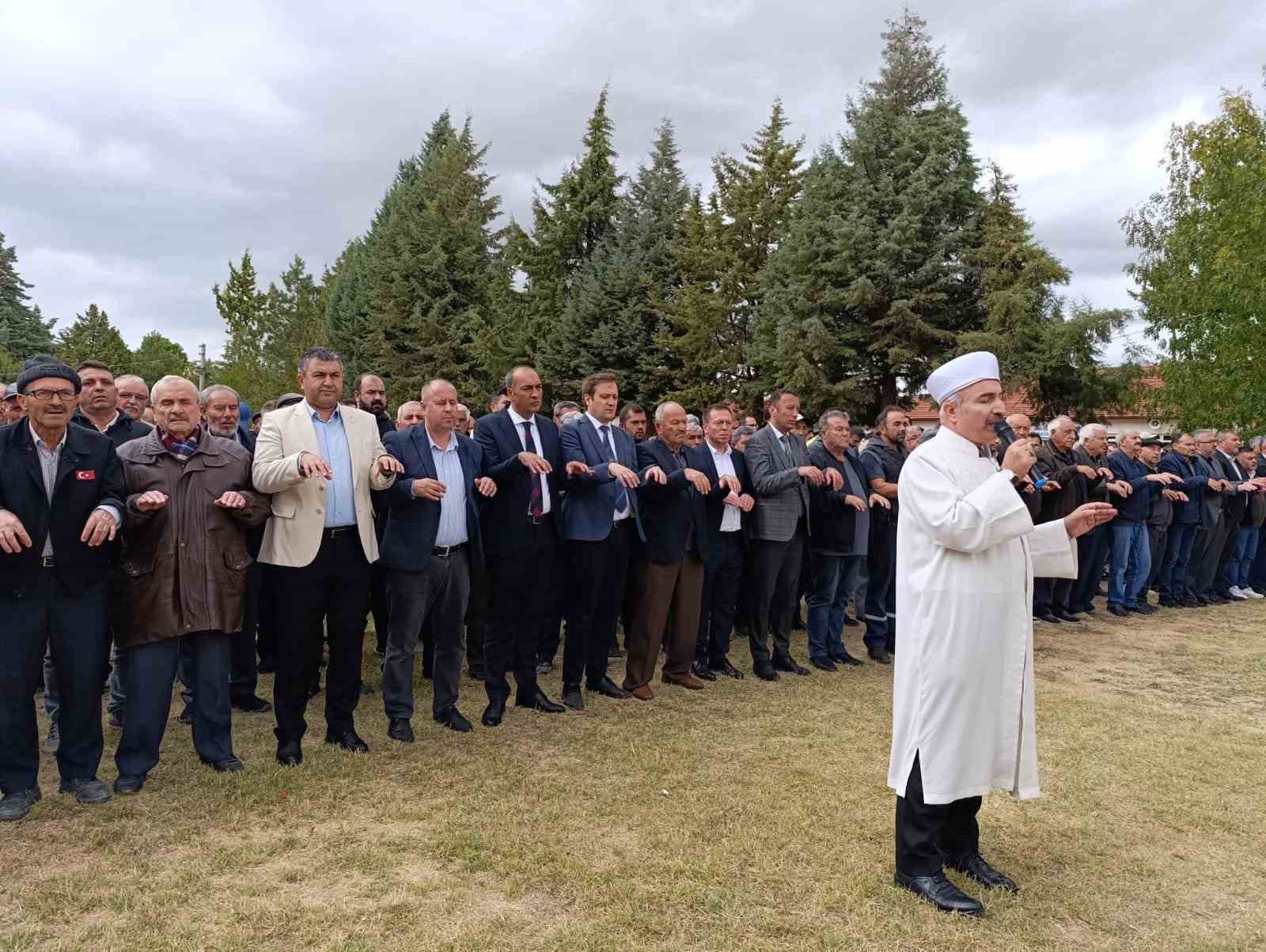 Duanın ardından yağan yağmur, katılımcılarda büyük sevinç oluşturdu