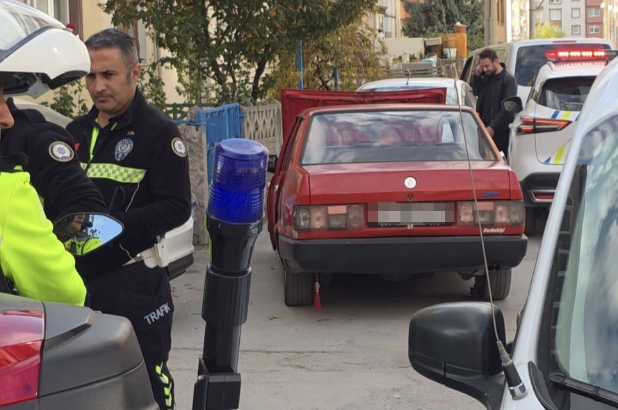 Kütahyada dur ihtarına uymayan sürücü aracını bırakıp kaçtı