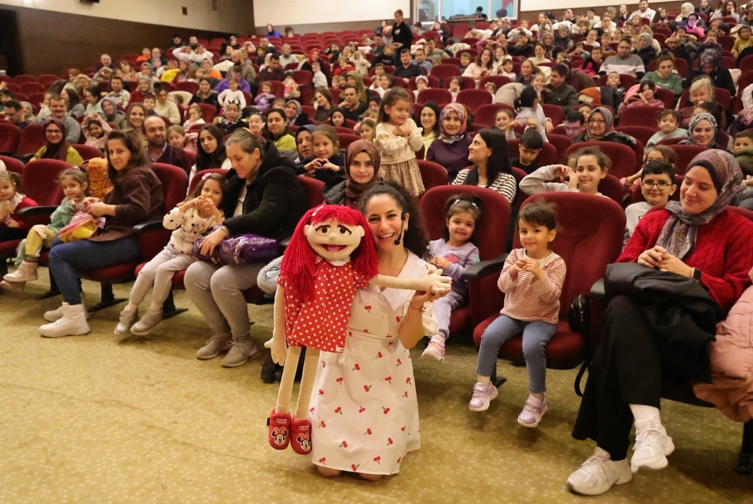 Kütahyada Ecem ile Çilek Vantrolog Gösterisine çocuklardan ilgi