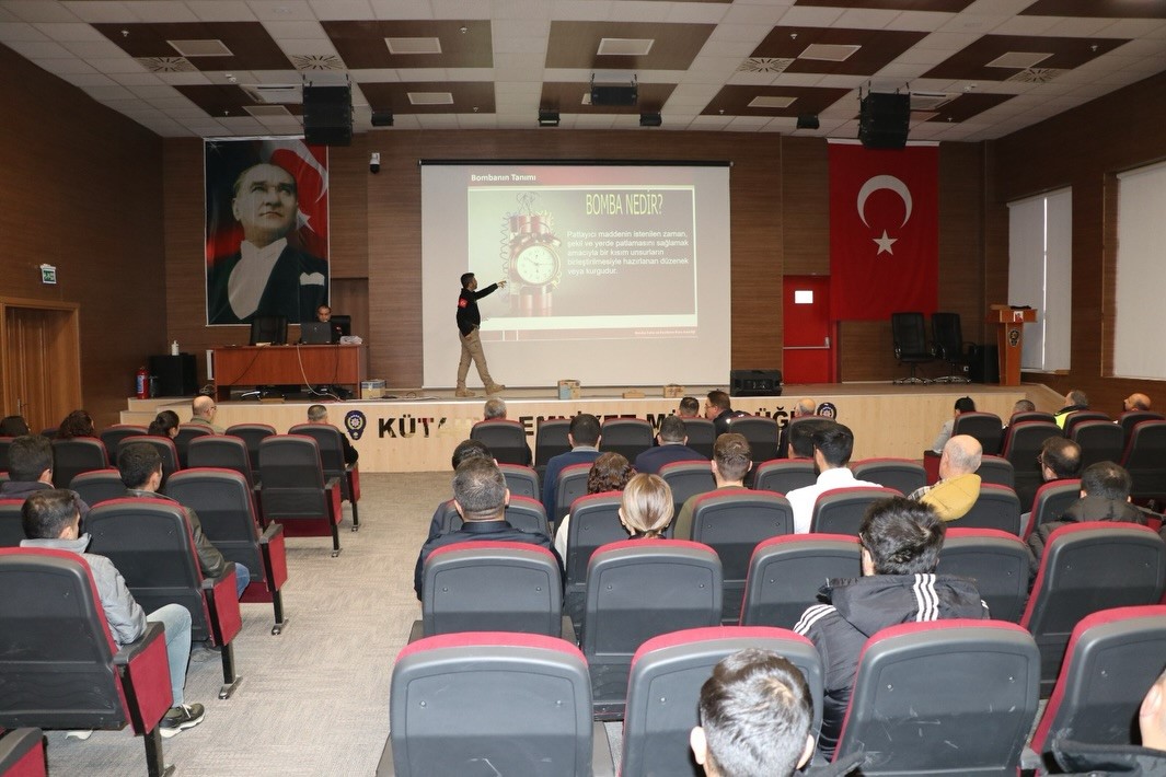 Kütahyada emniyet personeline, İntihar saldırılarının tespiti ve alınacak önlemler konulu seminer