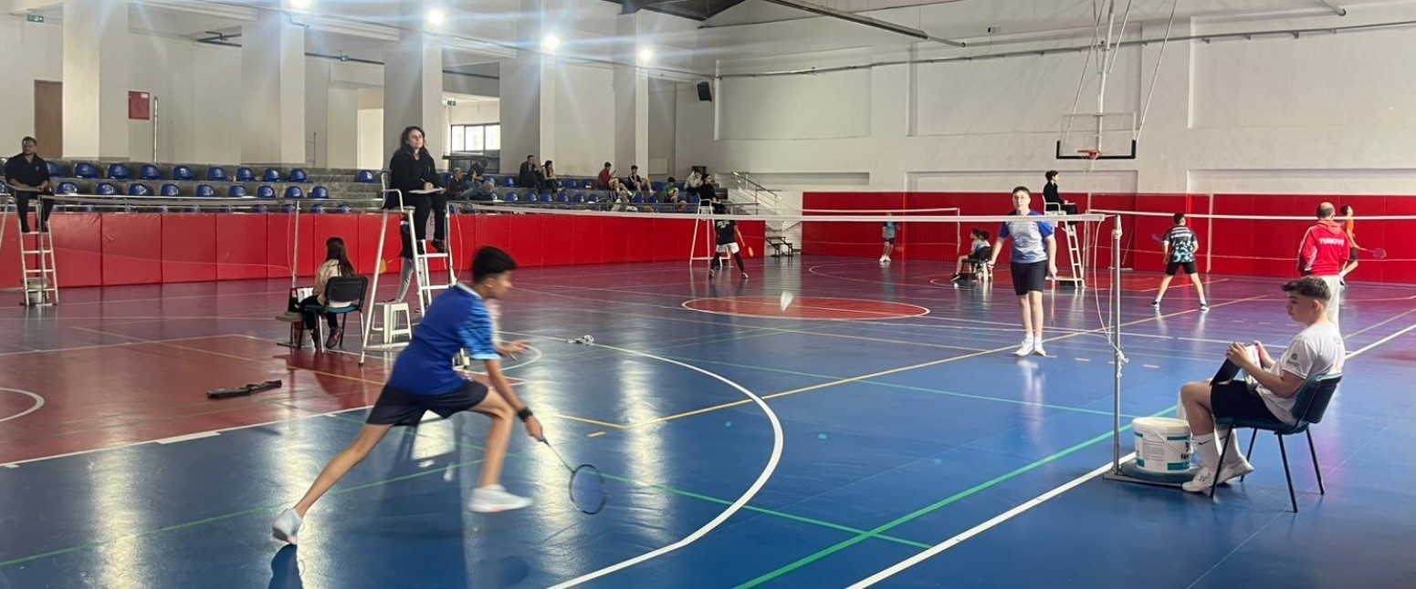 Genç badmintoncular kıyasıya mücadele etti