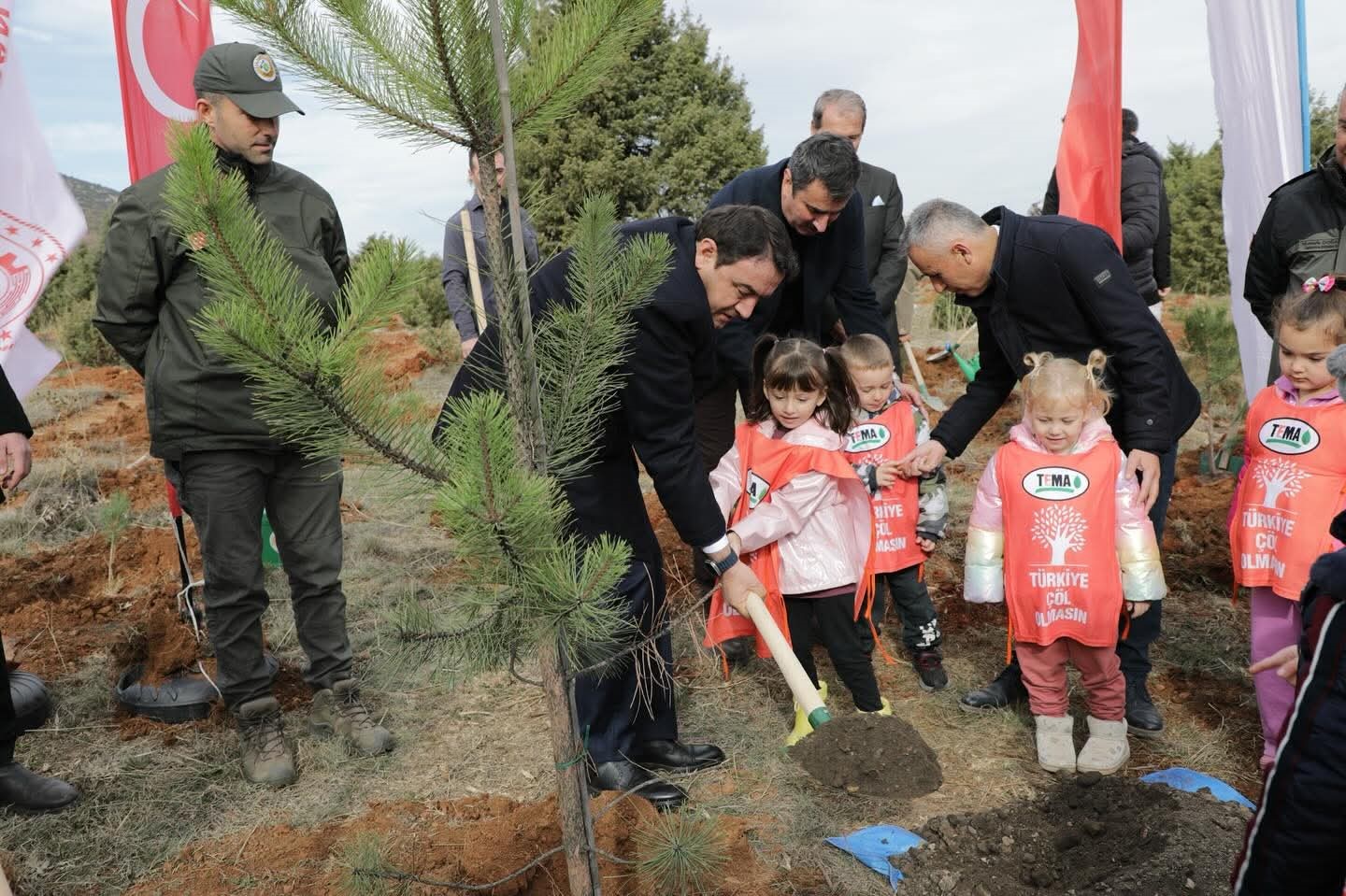 Kütahya'da hatıra ormanına 2 bin fidan dikildi