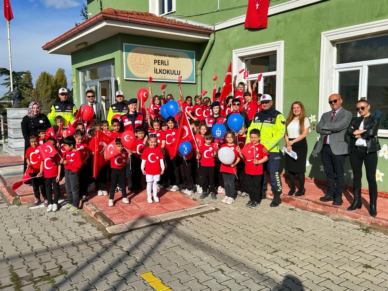 Kütahyada jandarma ekipleri miniklerin Cumhuriyet Bayramını kutladı