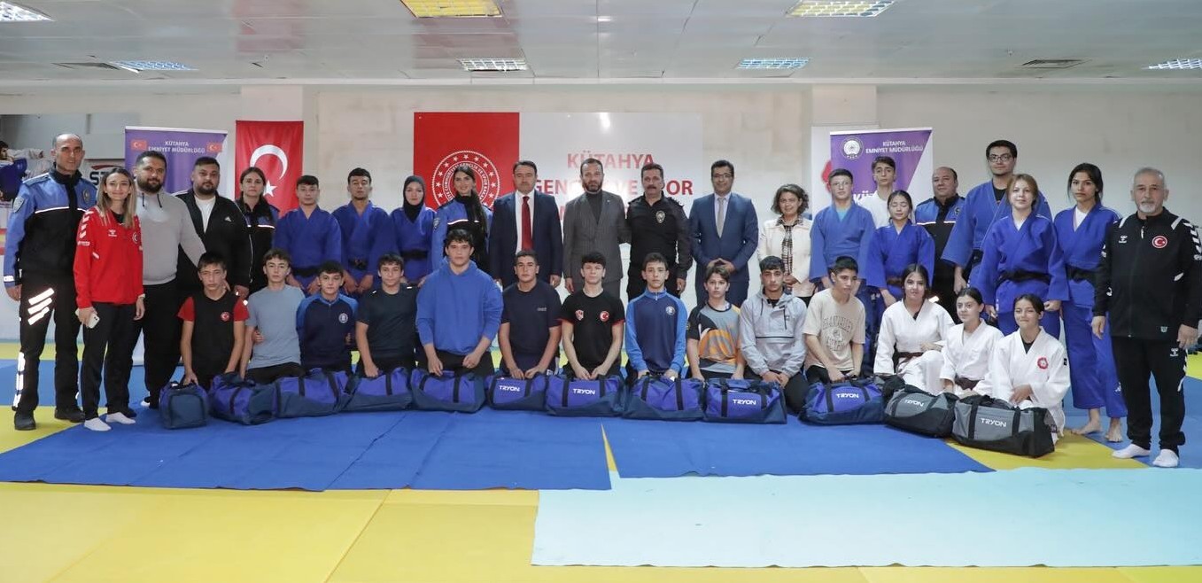 Kütahyada judo ve güreş eğitimi alan öğrencilere spor malzemesi desteği