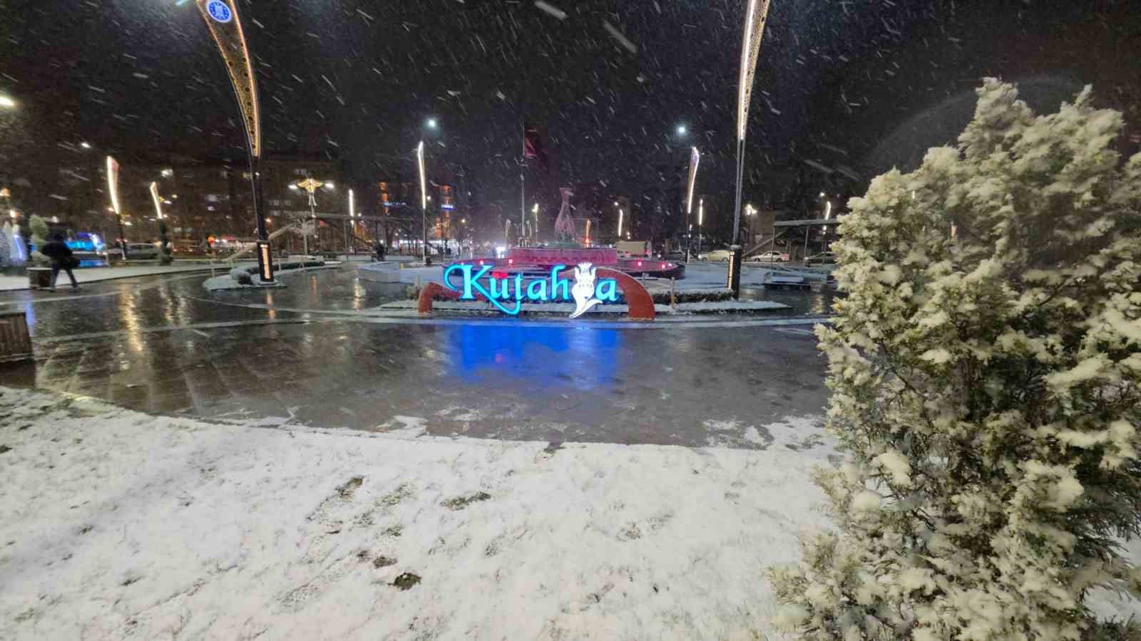 Kütahyada kar yağışı kenti beyaza bürüdü