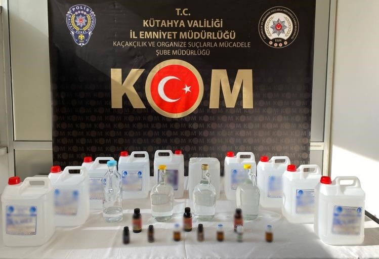 Kütahyada kargodan 10 litre, iki evden 55 litre etil alkol ele geçirildi