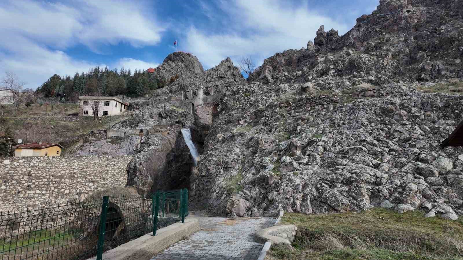 Kütahyada kayıp kız çocuğunun cansız bedeni dere kenarında bulundu