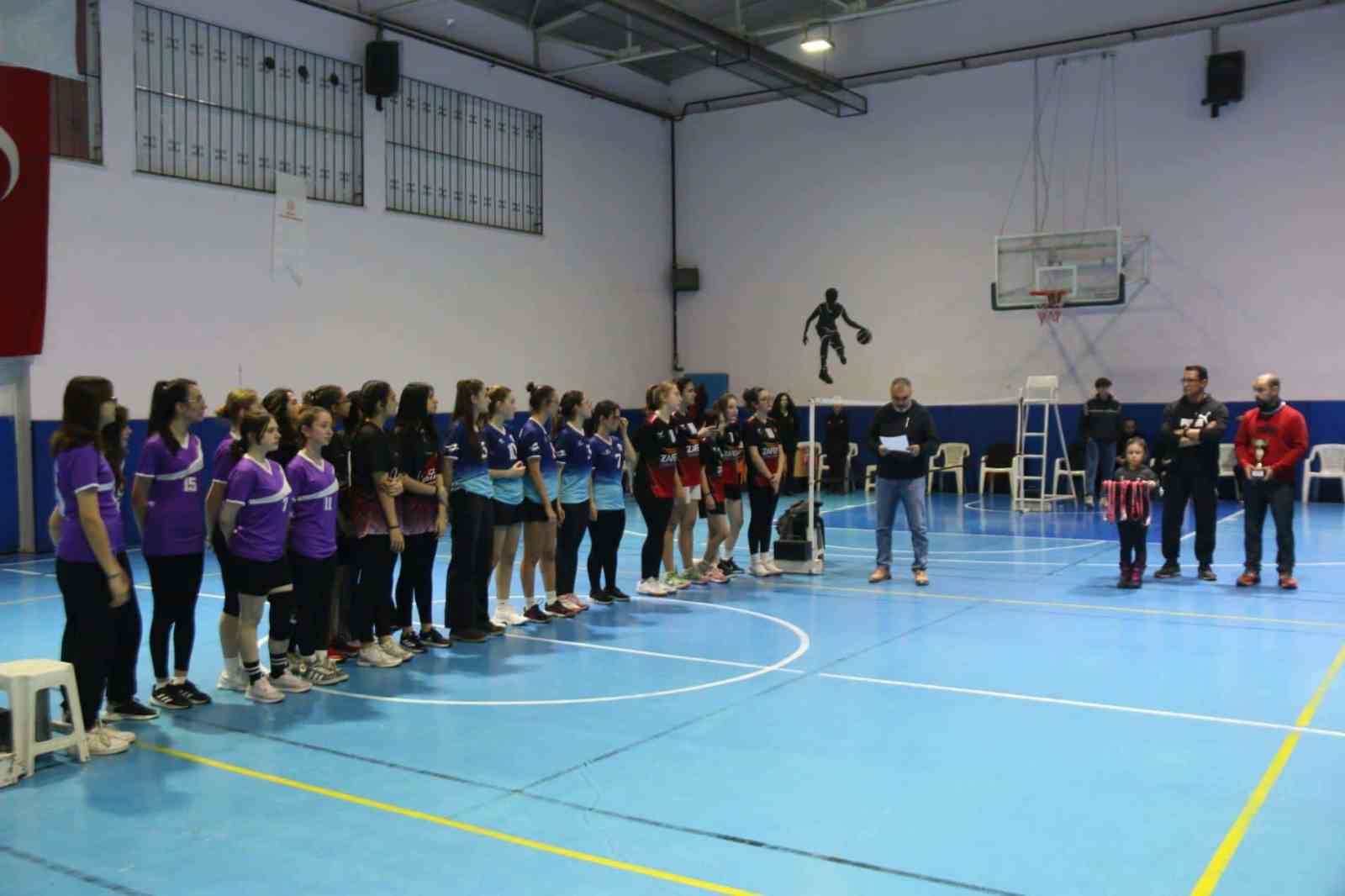 Kütahya'da Kız Öğrenciler arası Badminton Turnuvasında ödüller verildi