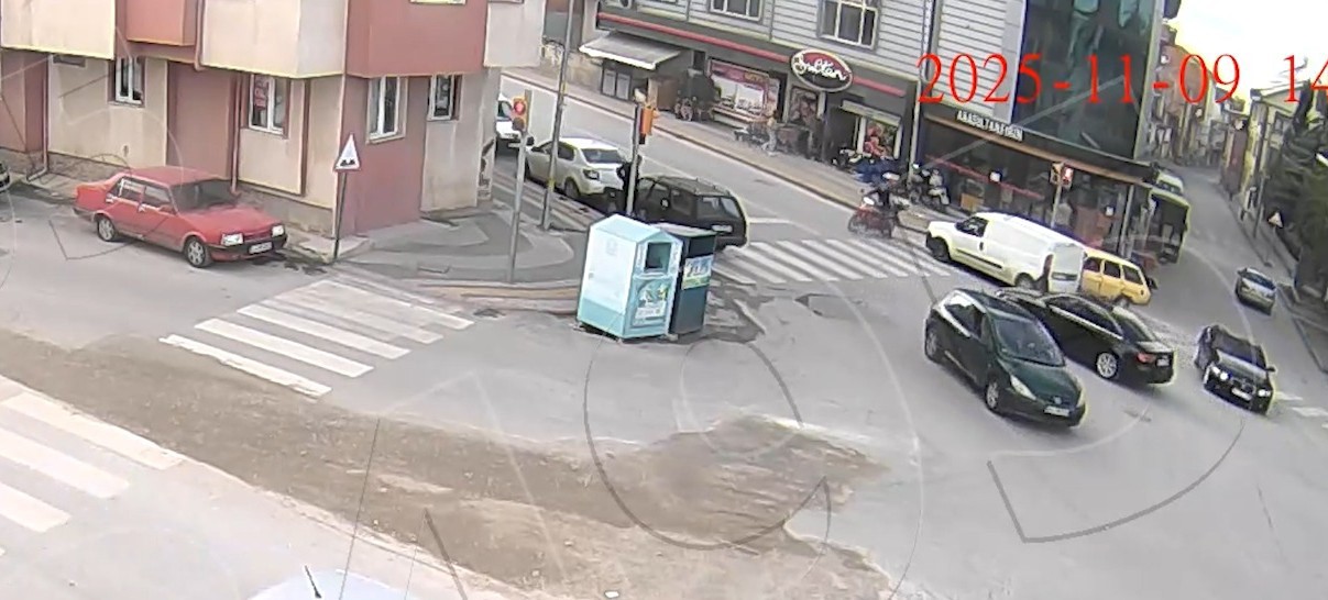 Kütahyada kuryeye yaya geçidinde otomobil çarptı