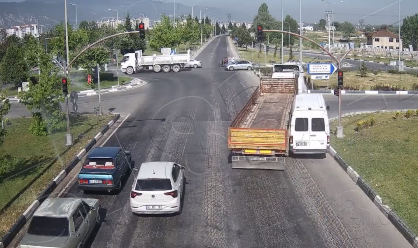 Kütahyada meydana gelen trafik kazaları kameralara yansıdı