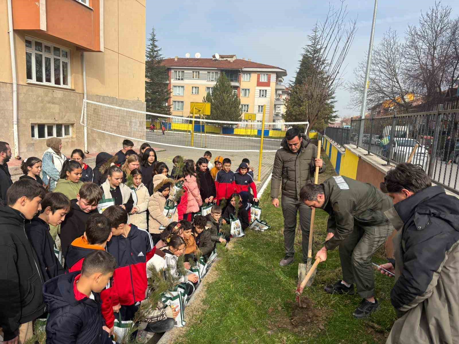 Kütahyada öğrenciler fidanları toprakla buluşturdu