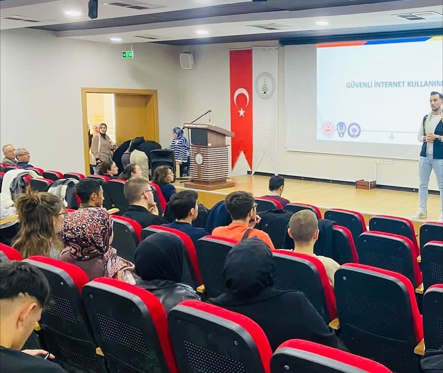 Kütahyada öğrencilere siber güvenlik ve bilinçli internet kullanımı semineri