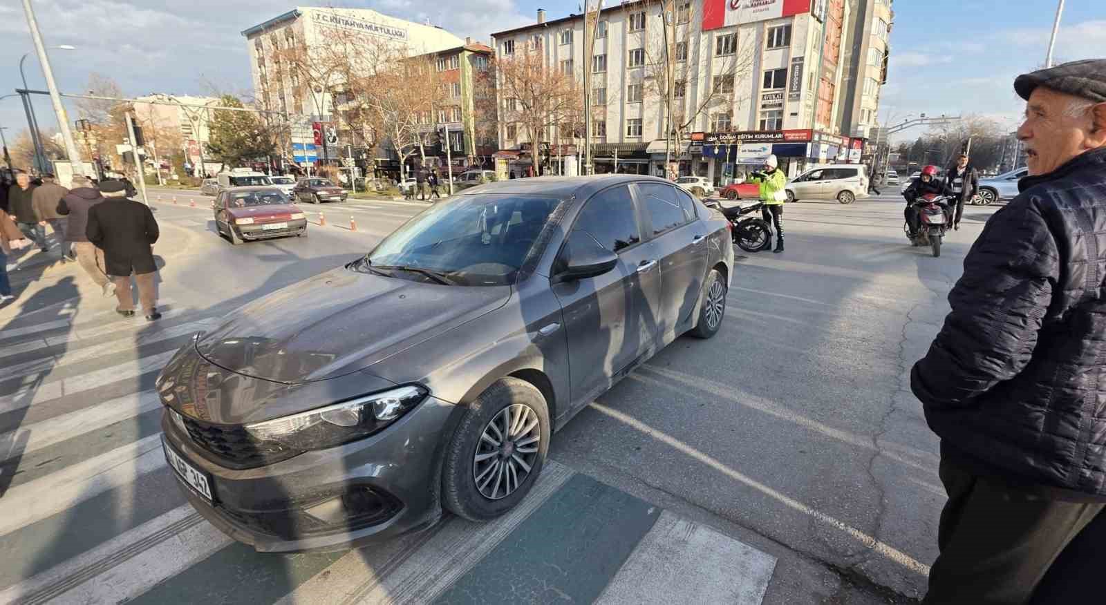 Kütahyada otomobil ile motosiklet çarpıştı: 1 yaralı