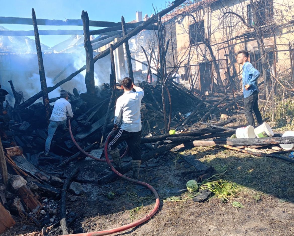 Kütahya'da otomobil patladı, çıkan yangında 3 ev kül oldu