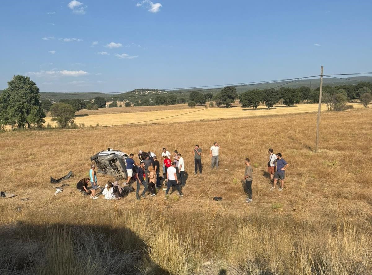 Kütahya'da otomobil tarlaya uçtu: 5 yaralı