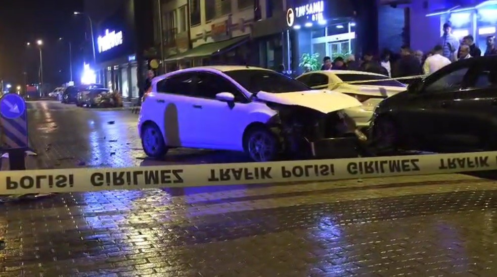 Kütahyada otomobiller çarpıştı: 3 yaralı