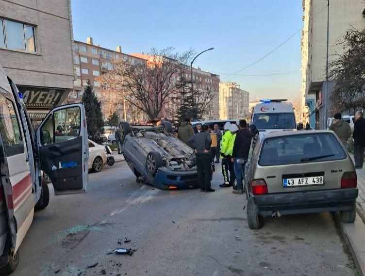 Kütahyada park halindeki araçlara çarpan otomobil takla attı: 2 yaralı