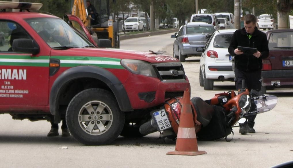 Kütahyada pikap ile motosiklet çarpıştı: 1 yaralı
