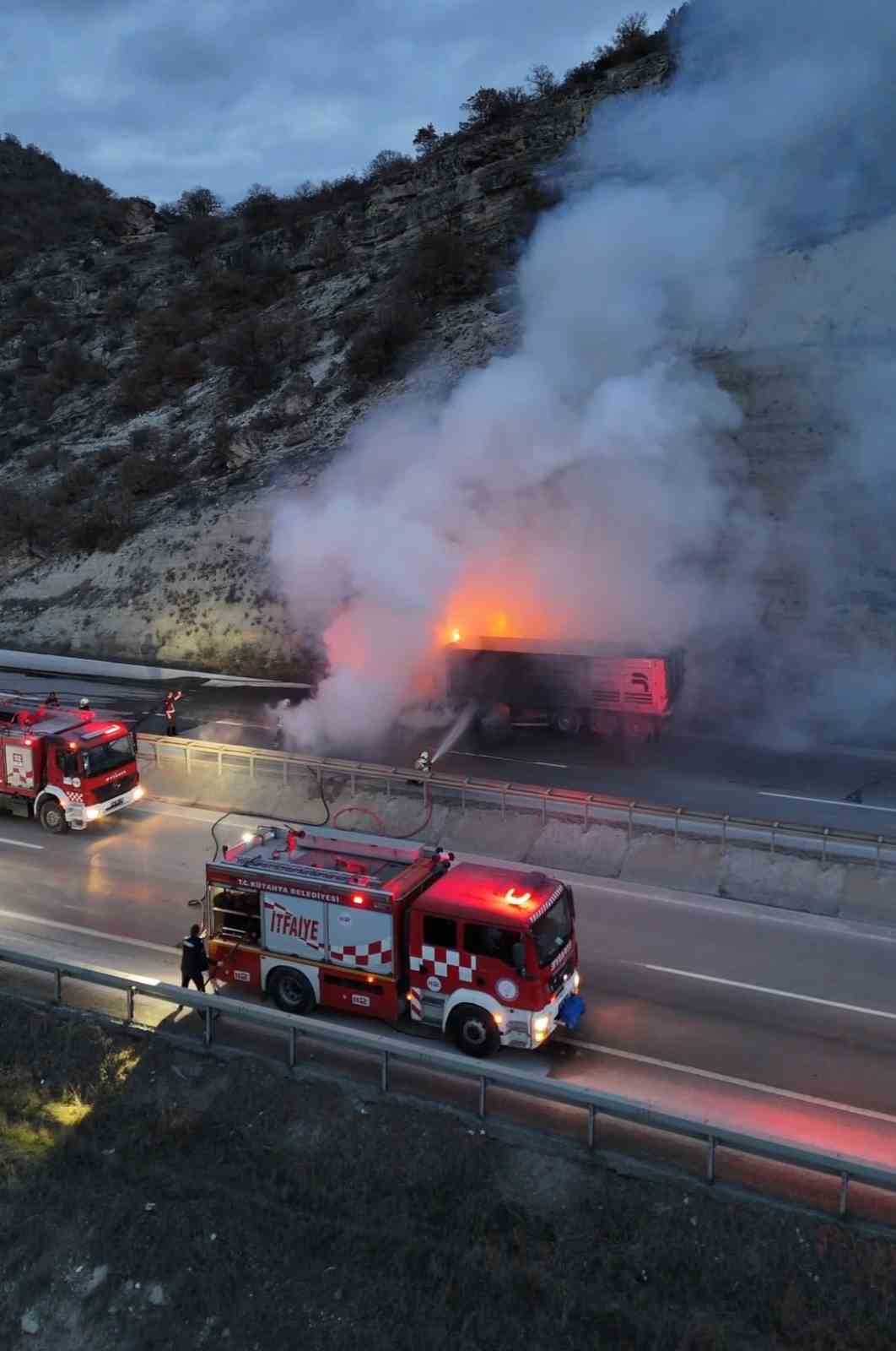 Kütahyada seyir halindeki tır alevlere teslim oldu