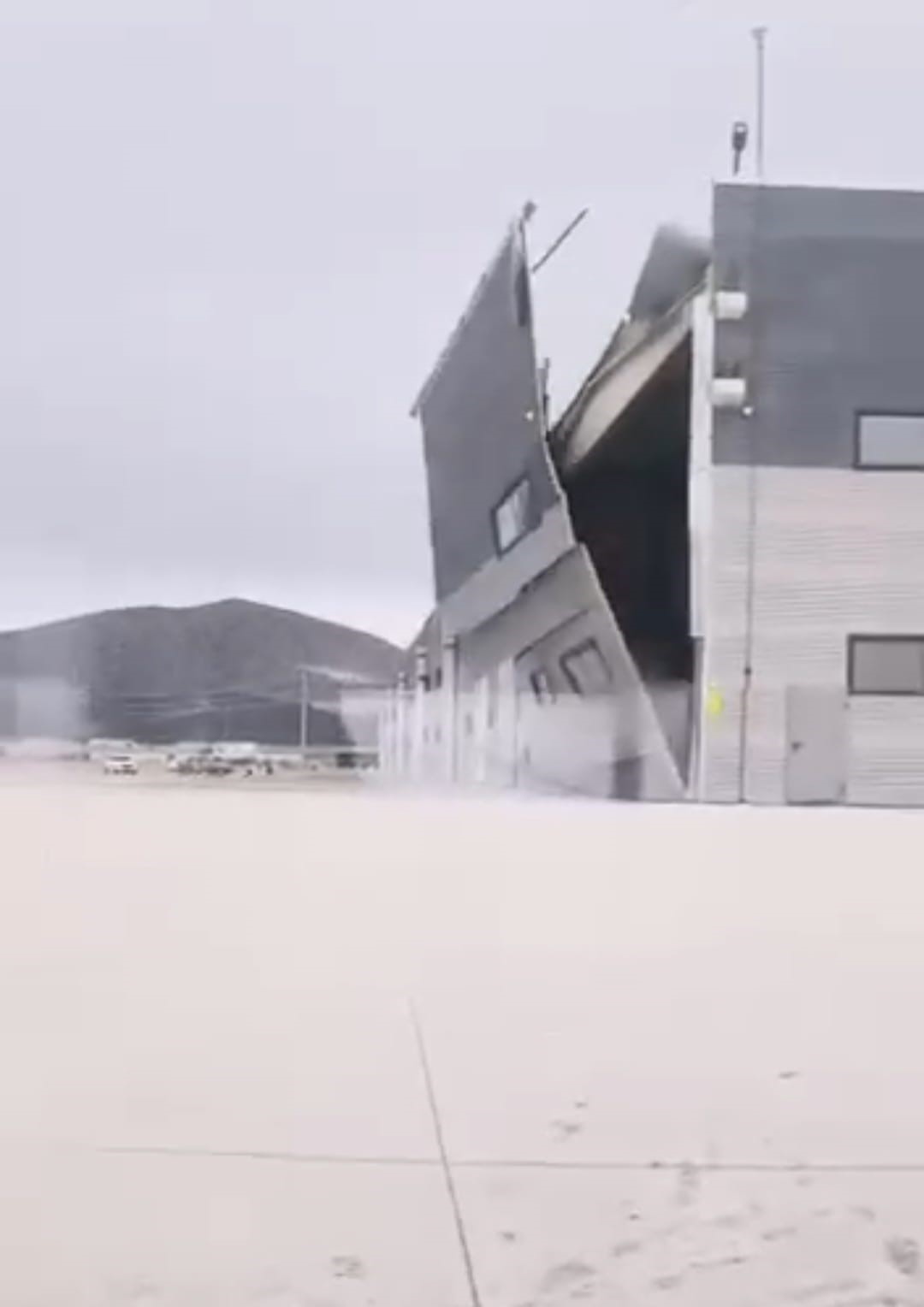 Kütahyada şiddetli rüzgâr fabrikanın duvarını işte böyle yıktı