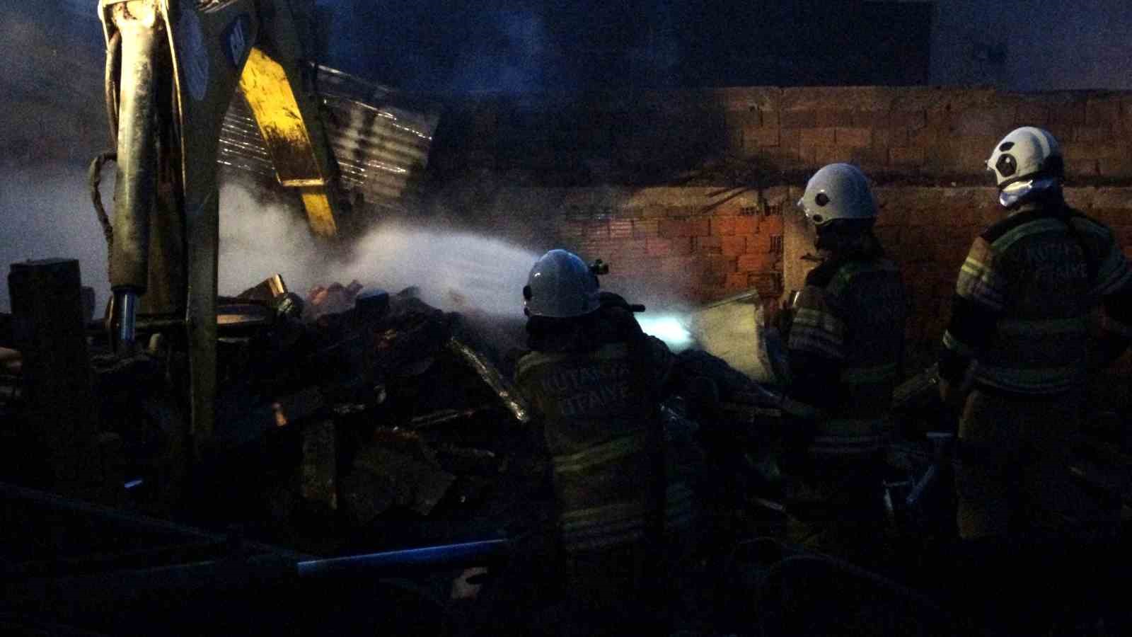Kütahyada tahta palet üretimi yapan atölyede yangın