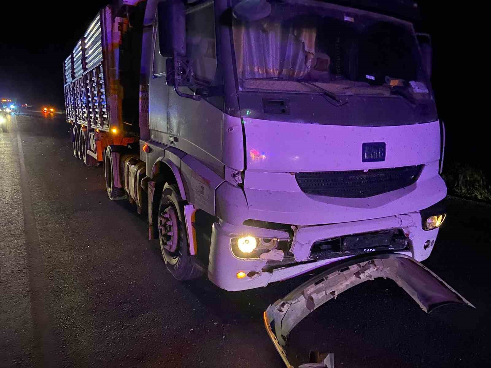 Kütahyada tır, otomobile çarptı: 4 yaralı