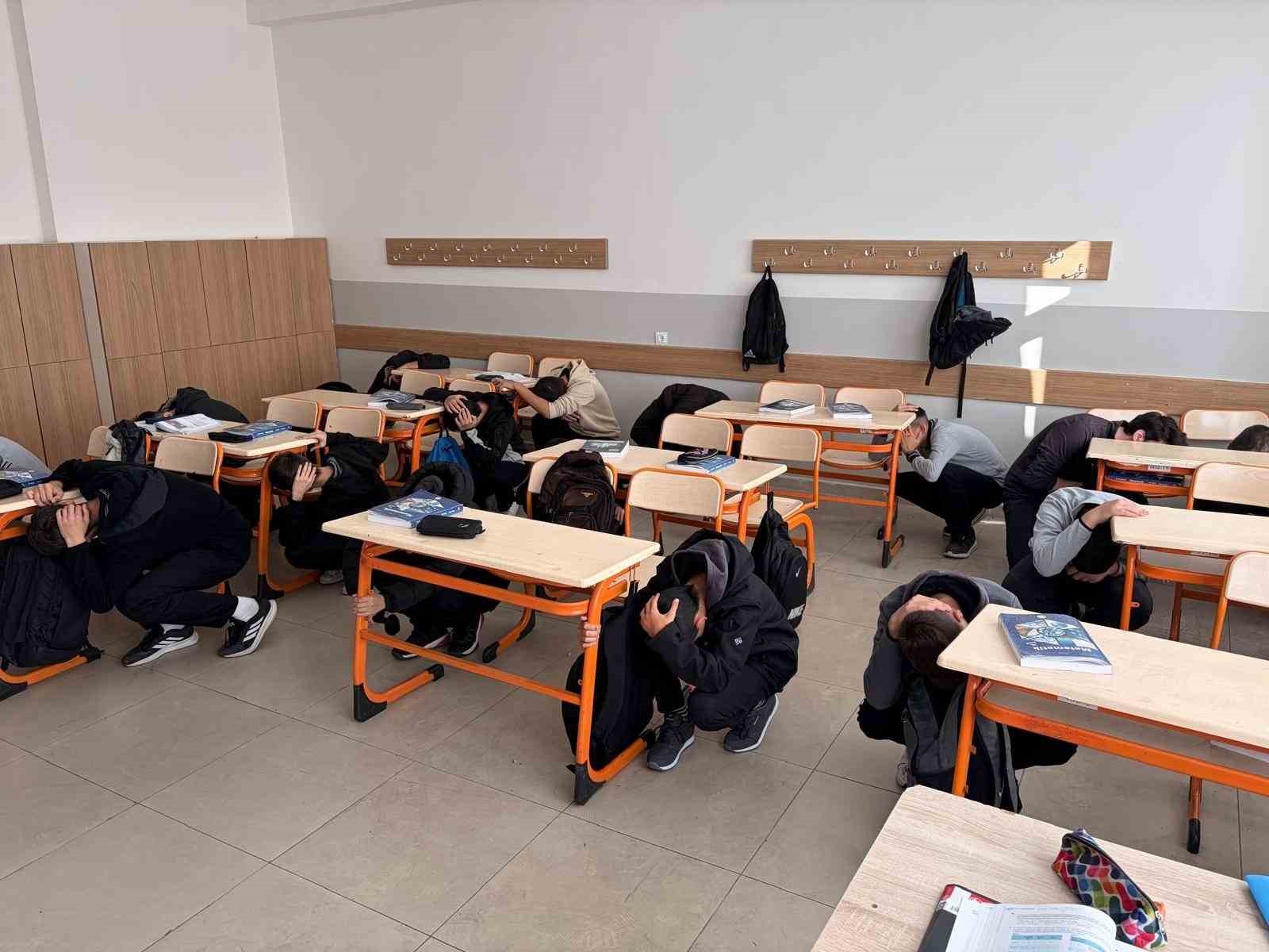 Kütahyada tüm okullarda eş zamanlı deprem tatbikatı