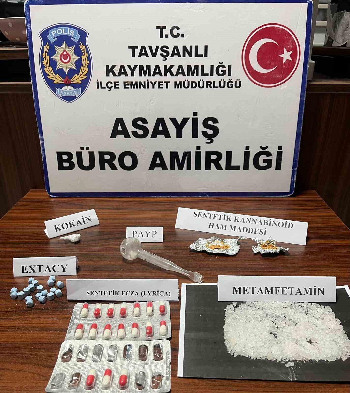 Kütahyada uyuşturucu ticareti yapan 2 şüpheli tutuklandı